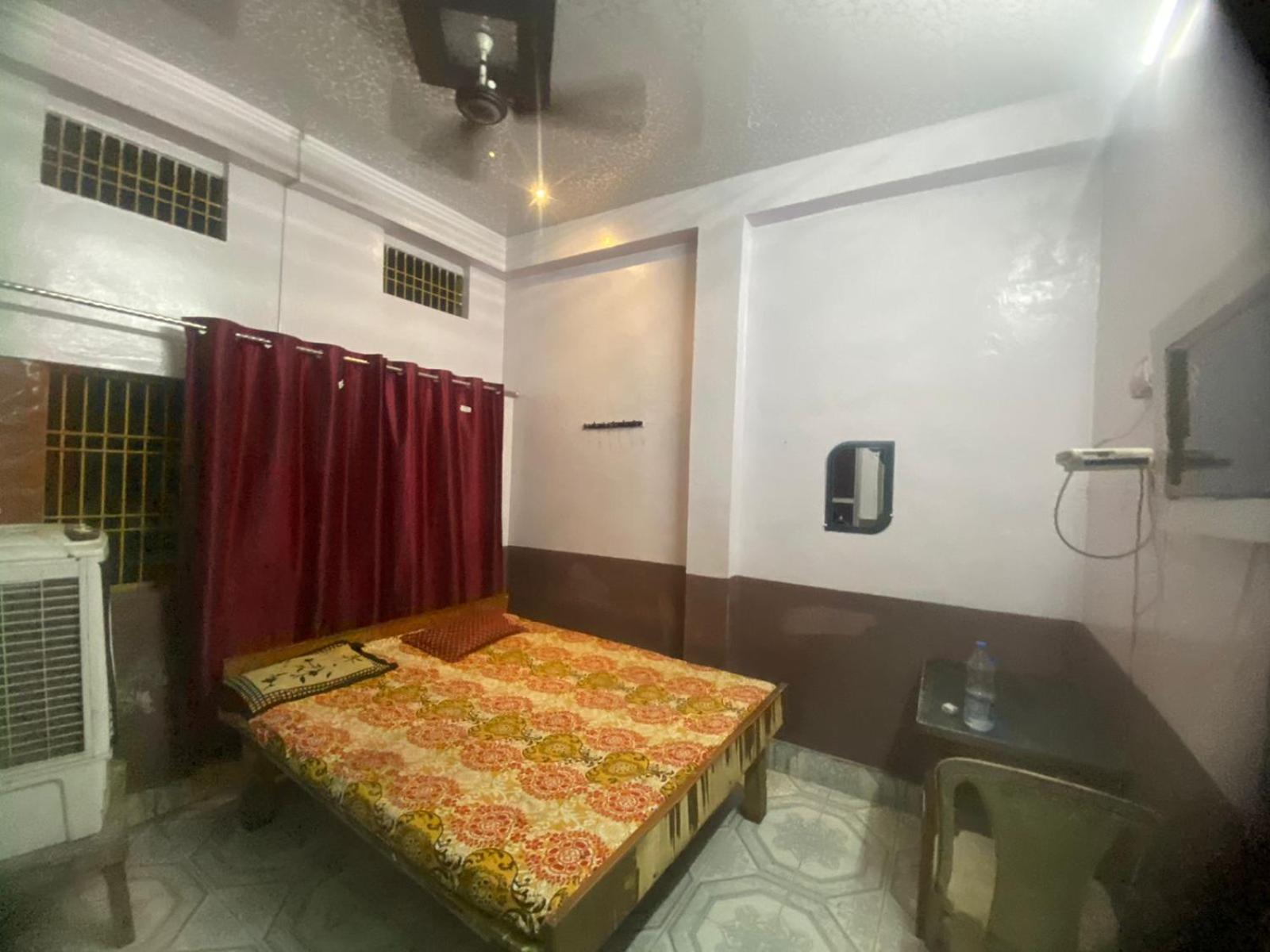 Hotel Yatri Niwas Varanasi Exterior photo